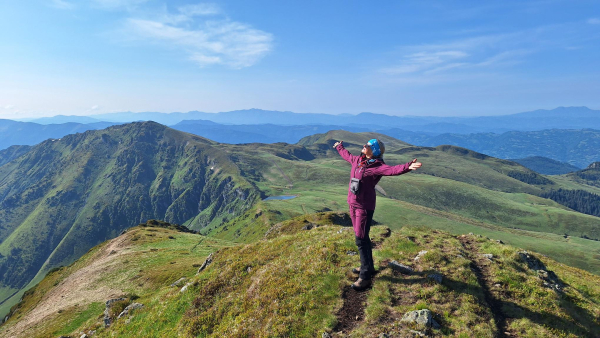 Widok ze szczytu Fărcăul (1957 m) na Mihailecul (1917 m)
