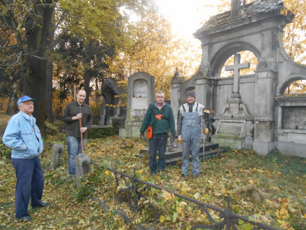 2015.10.30 Porządki na Cmentarzu Ewangelickim na ul. Bystrzańskiej w Bielsku-Białej