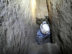 Paweł Gądek pokonujący trudności w Jaskini Artefakt&oacute;w (K.Bs-03.232).