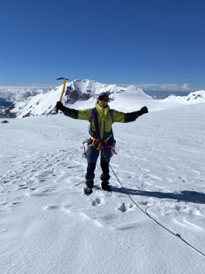 Chwilę po odwrocie. W tle 4 tysięcznik z ładnymi opcjami zjazdu narciarskiego...