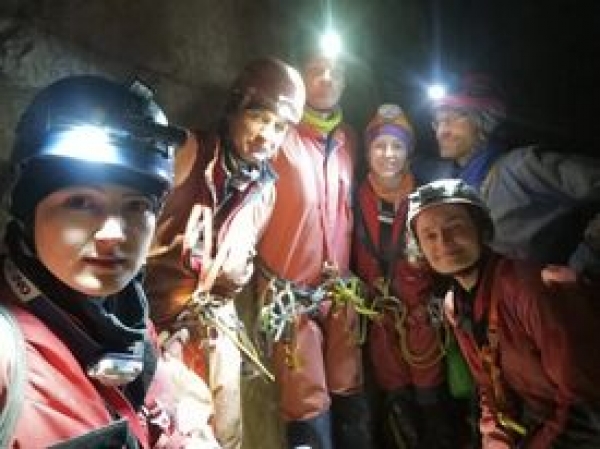 2022.02.20 Jaskinia Czarna Trawers z obu stron.