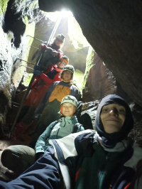 Zesp&oacute;ł w wejściu do Jaskini Malinowskiej (K.Bs-03.31) 