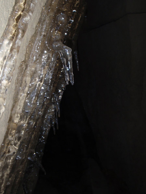 Lodowe heliktyty w Jaskini pod Balkonem